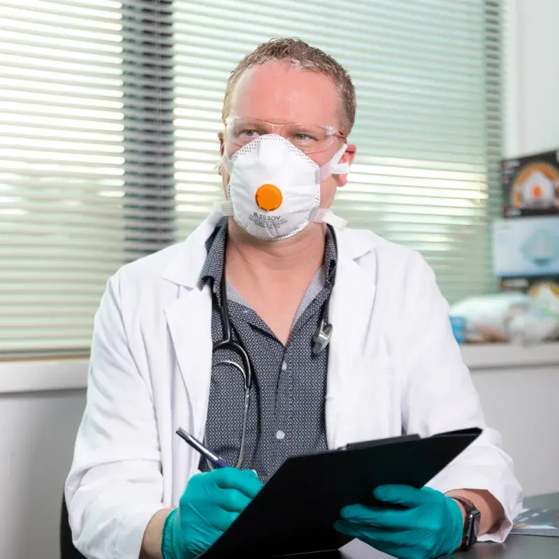 Thumbnail: Worker wearing 3530V Cup Mask FFP3 Valved