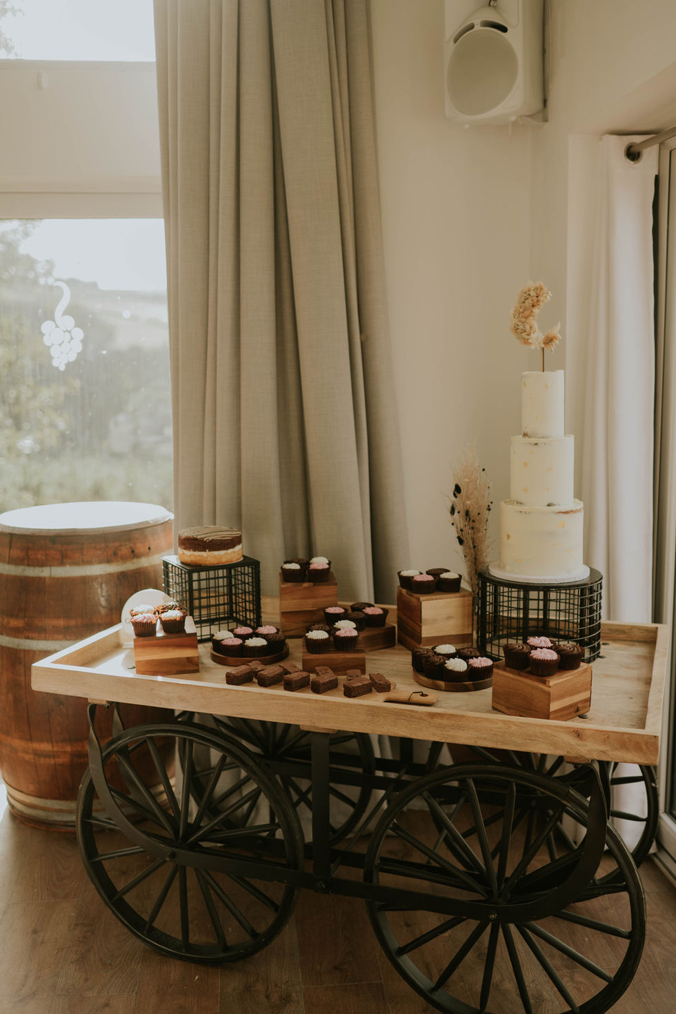 Wooden card cake table design