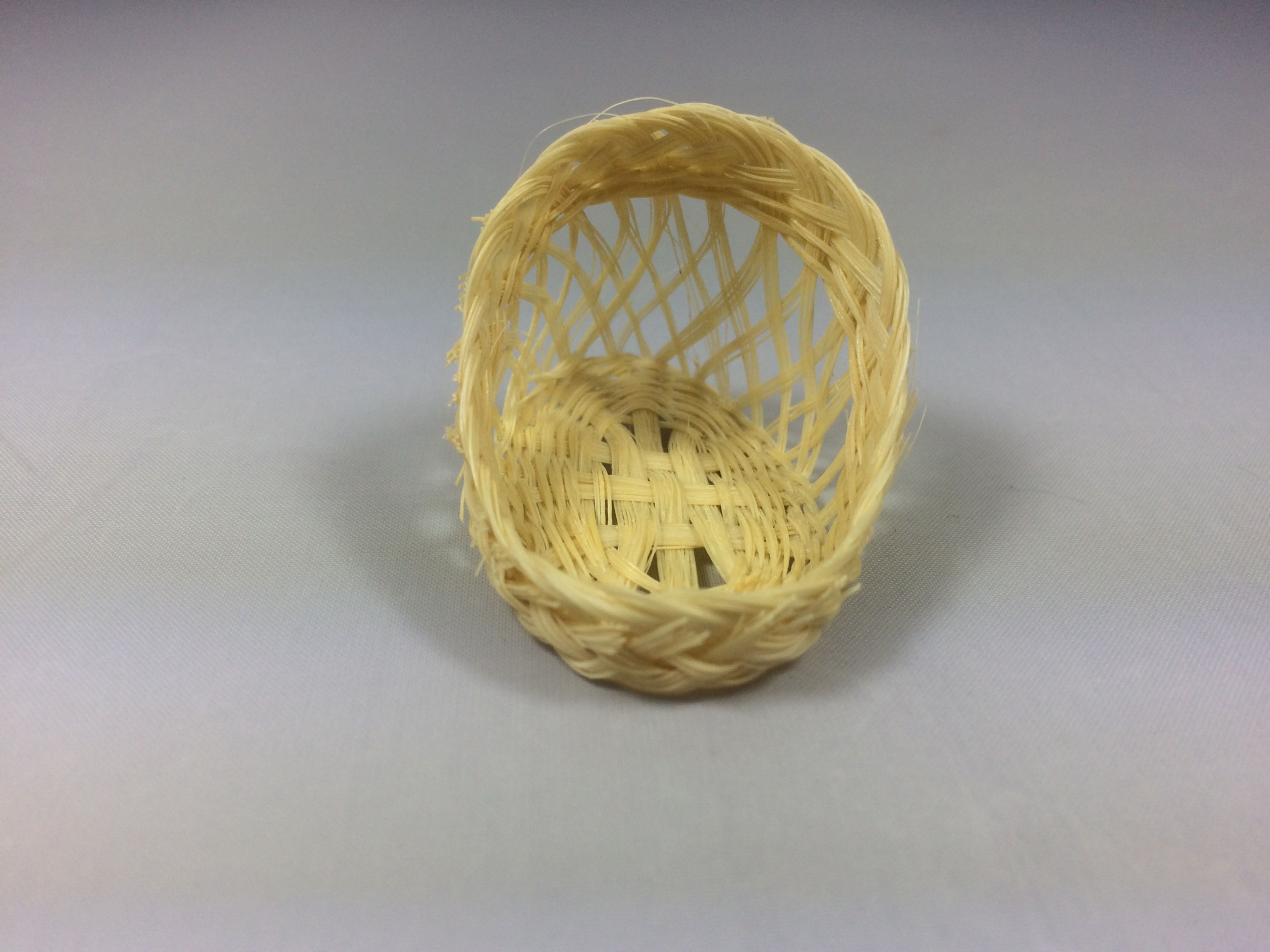 Couffin miniature en paille, maison de poupée 1:12