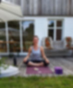 Ich mache Yoga im Garten