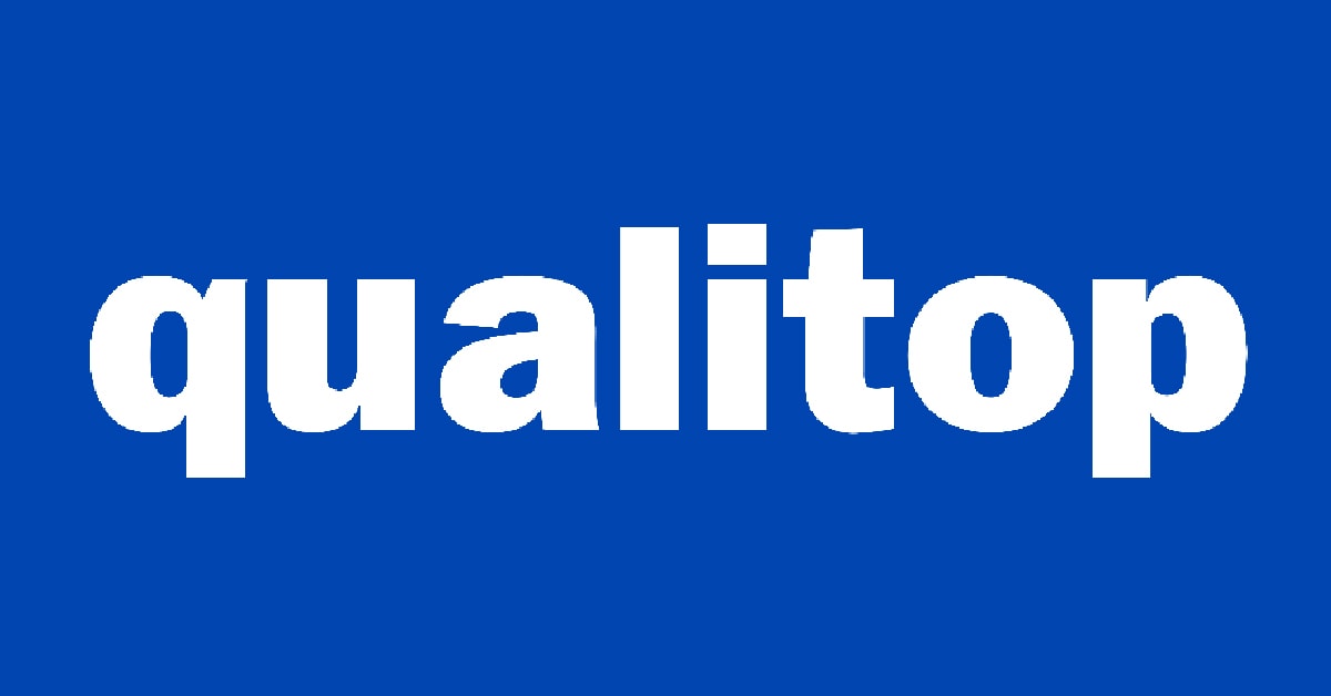 Qualitop-Logo in weißer Schrift auf blauem Hintergrund