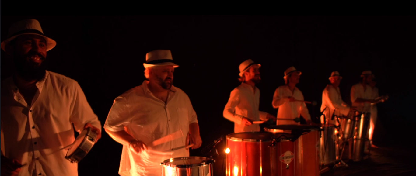 Aquarela Bateria Batucada Couleur Tempo
L'énergie des percussions vous immerge dans une ambiance originale: celle de la fête, de la joie et de la chaleur du carnaval de Rio.


Bateria Enredo, véritable batucada de percussions déambulatoires ou en fixes, joueurs de tambours et/ou danseuses pour une belle fiesta et un spectacle moderne et très haut en couleurs.
