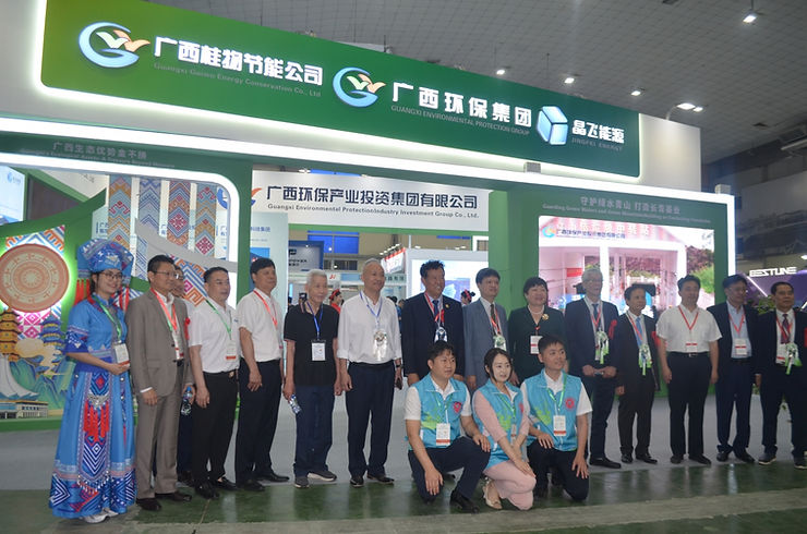 Đoàn đại biểu 2 nước đi thăm gian hàng của Tập đoàn đầu tư Công nghiệp và Bảo vệ môi trường Quảng Tây (Ảnh: Nguyễn Hạnh