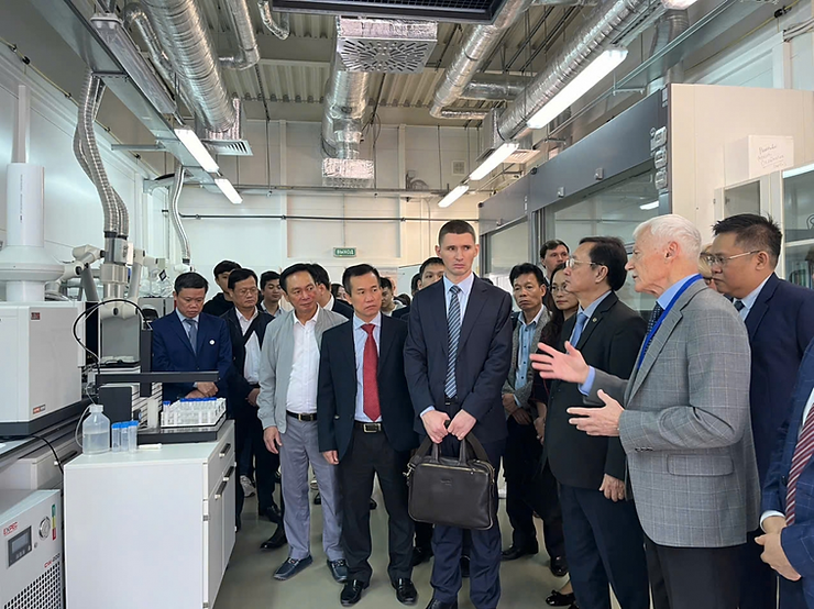 Đoàn công tác Bộ KH&CN thăm các cơ sở phòng thí nghiệm nổi bật của JINR. Ảnh: Bộ KH&CN
