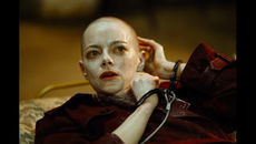 🌍🛸Bugonia (2025): Yorgos Lanthimos Unleashes a Darkly Comic Alien Conspiracy – Plot, Cast, Release Date & Where to Watch