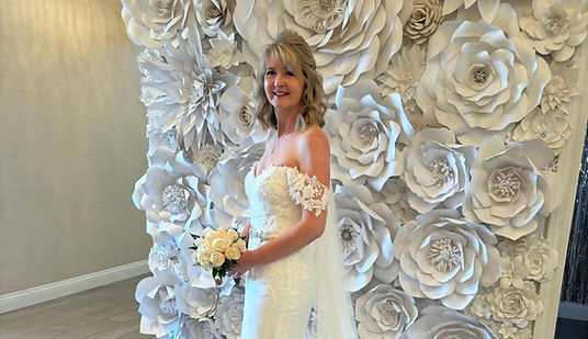bride holding a bunch of white flowers