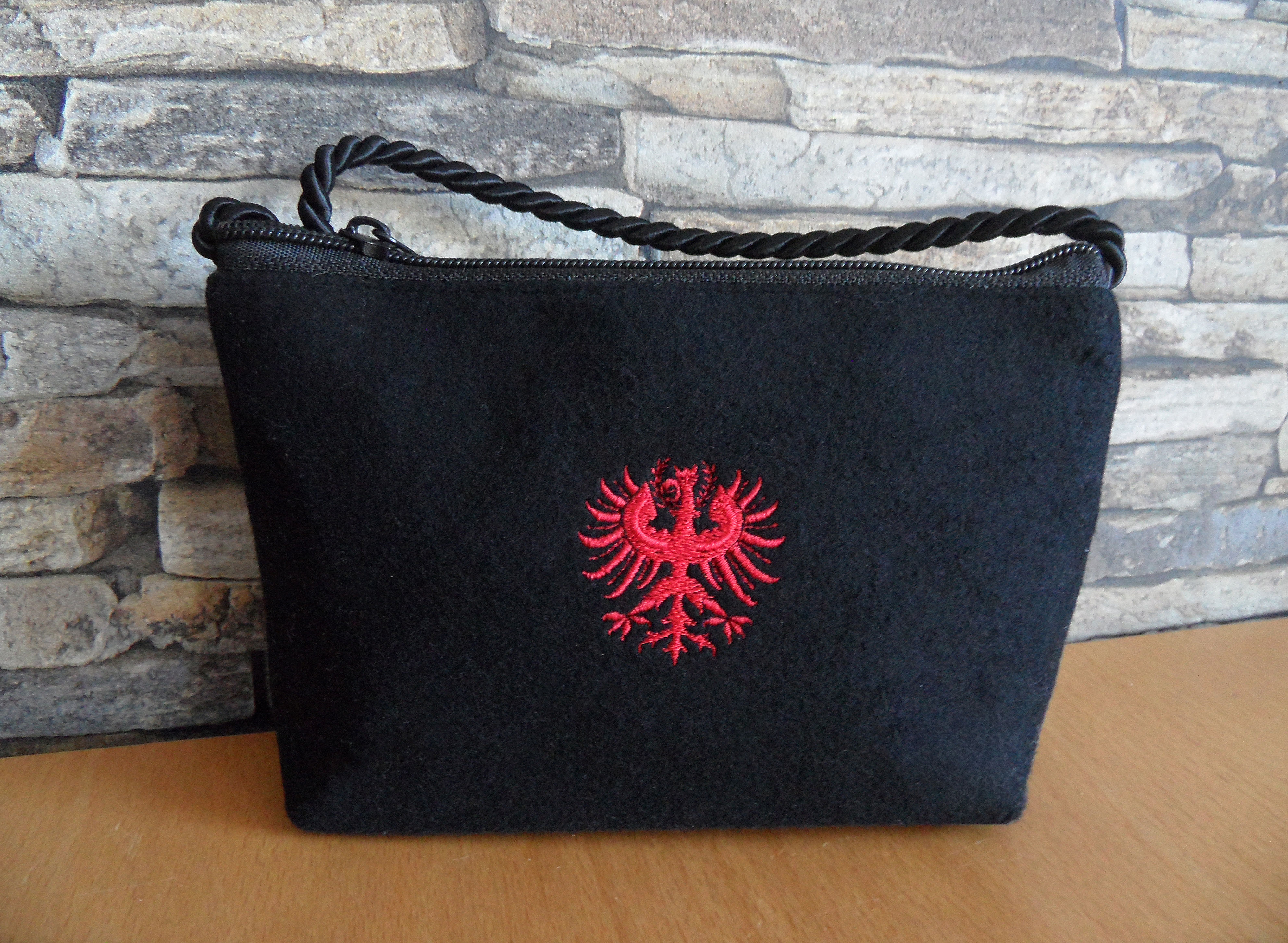schwarze Trachtentasche mit Adler-Stickerei in hellrot