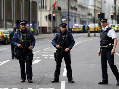 ## إعلام التوحيد
الشرطة البريطانية تقتل مسلحا اعتدى على مارة في جسر لندن
أفادت مراسلة "العربية"،