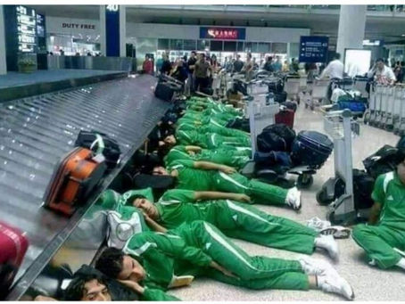 المنتخب_العراقي يفترش أرض مطار الأردن ولا يسمح له بدخول الأردن