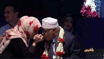 ✍ حسن عبد الوارث هذه السيدة #الشابة كرّمت فنان الشعب بالصورة التي تليق بمكانته وتأريخه