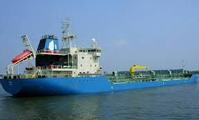 باخرة وقود لكهرباء عدن تنتظر الاذن بتفريغ حمولتها في خزانات المصافيباخرة وقود لكهرباء عدن تنتظر الاذ