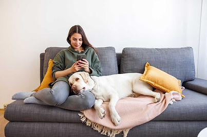 žena s pejskem a telefonem