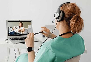 veterinářka poskytující konzultaci