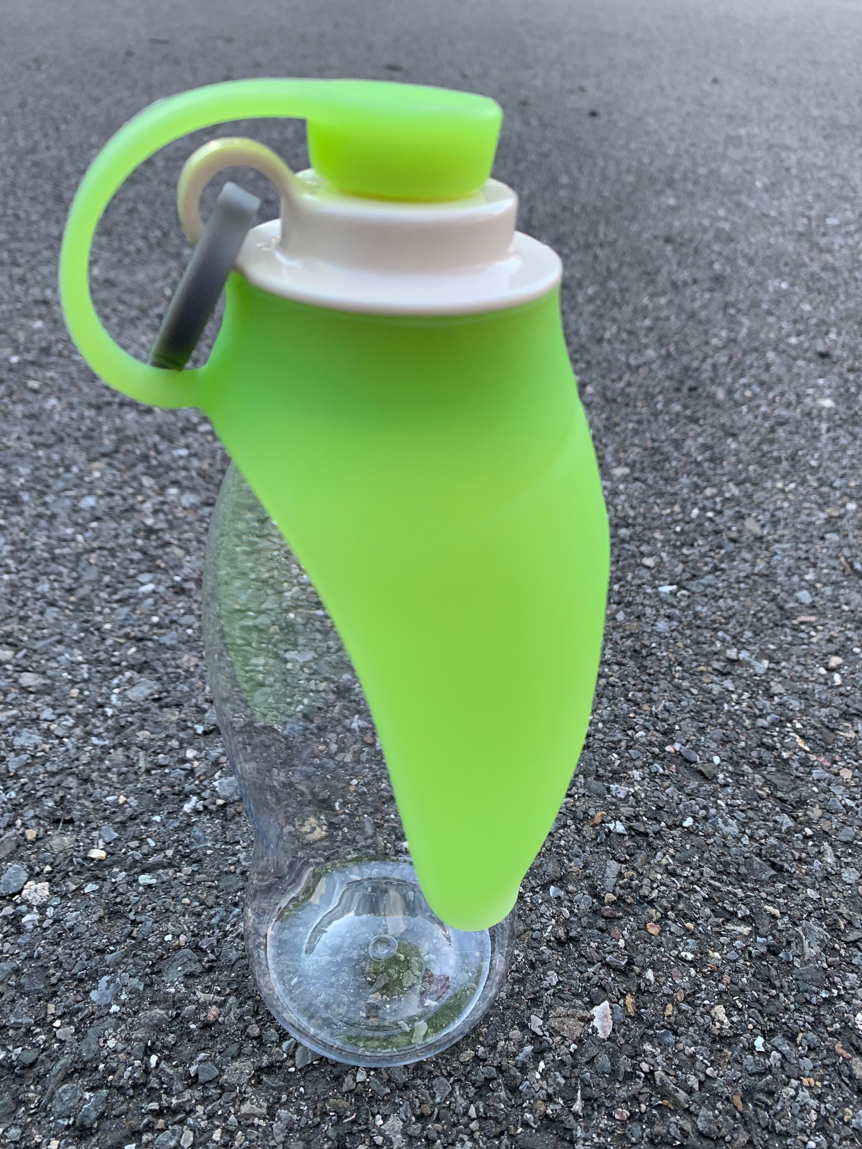 Hundetrinkflasche mit Napf, Reisetrinkflasche Hund, Trinkflasche Hund unterwegs, Wasserflasche Hund, Hundezubehör unterwegs