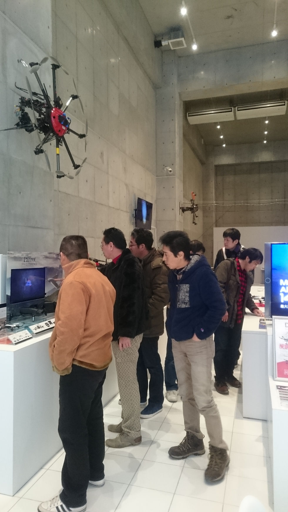 開館からにぎやか(^v^)