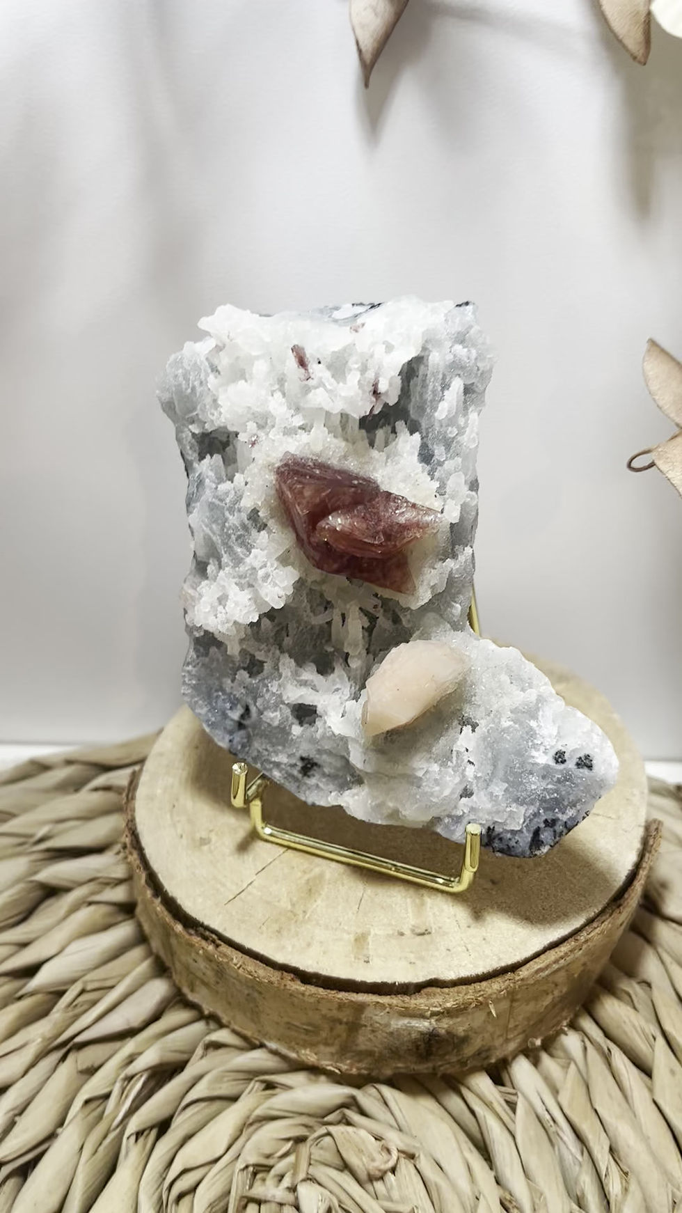 Thumbnail: Heulandite rouge, Stilbite rose sur Calcédoine blanche