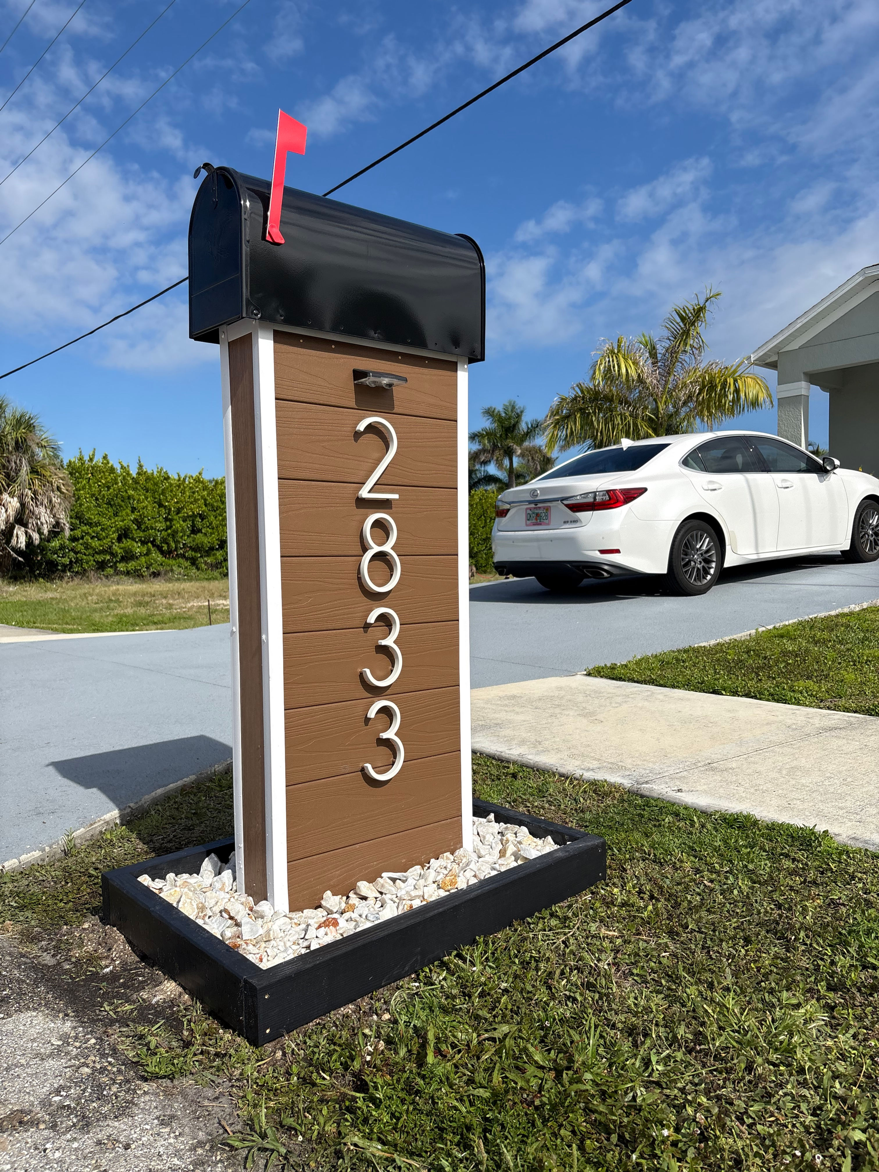 M2833 - Custom Luxury Mailbox