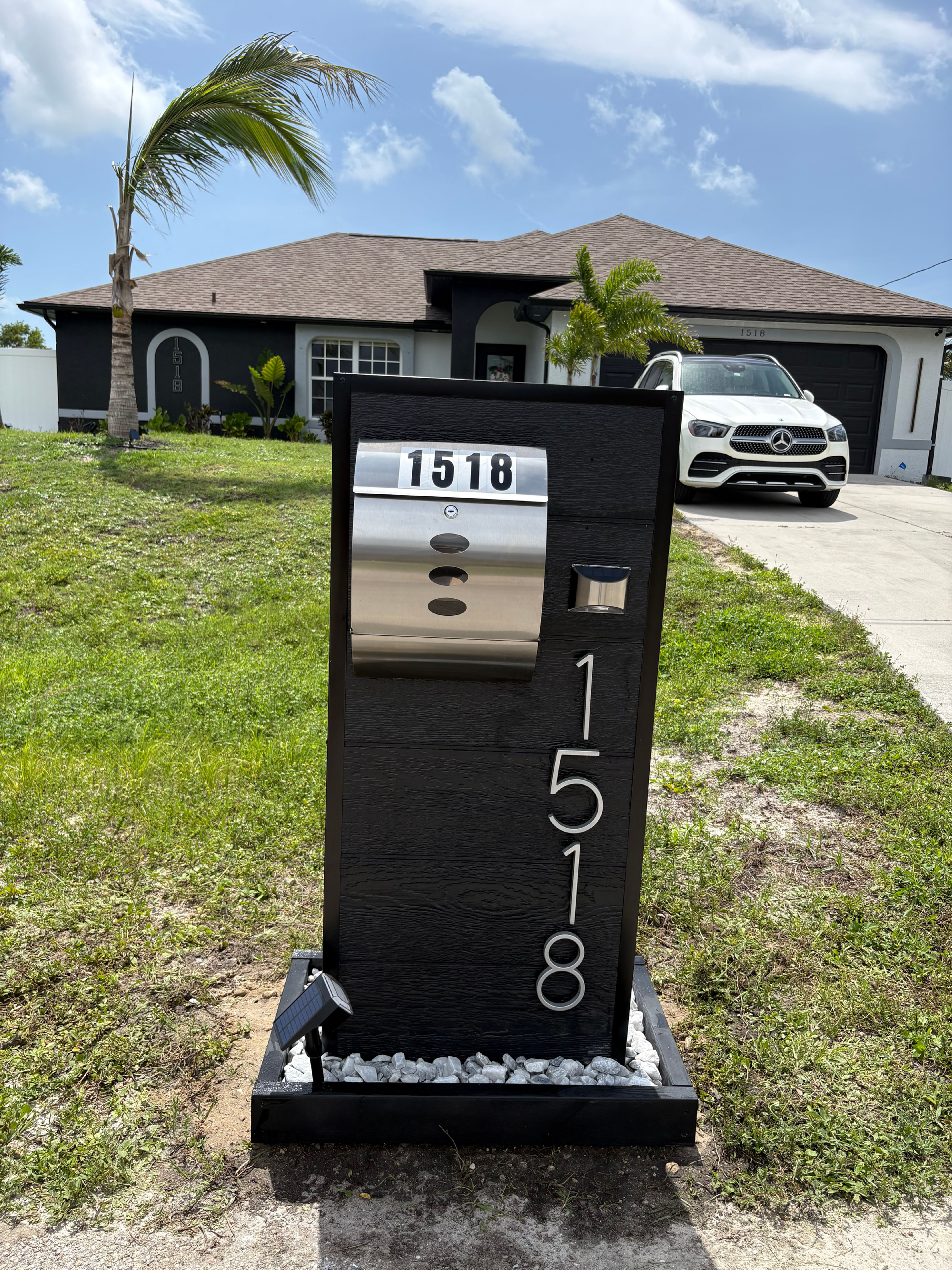 M1518 - Custom Deluxe Mailbox