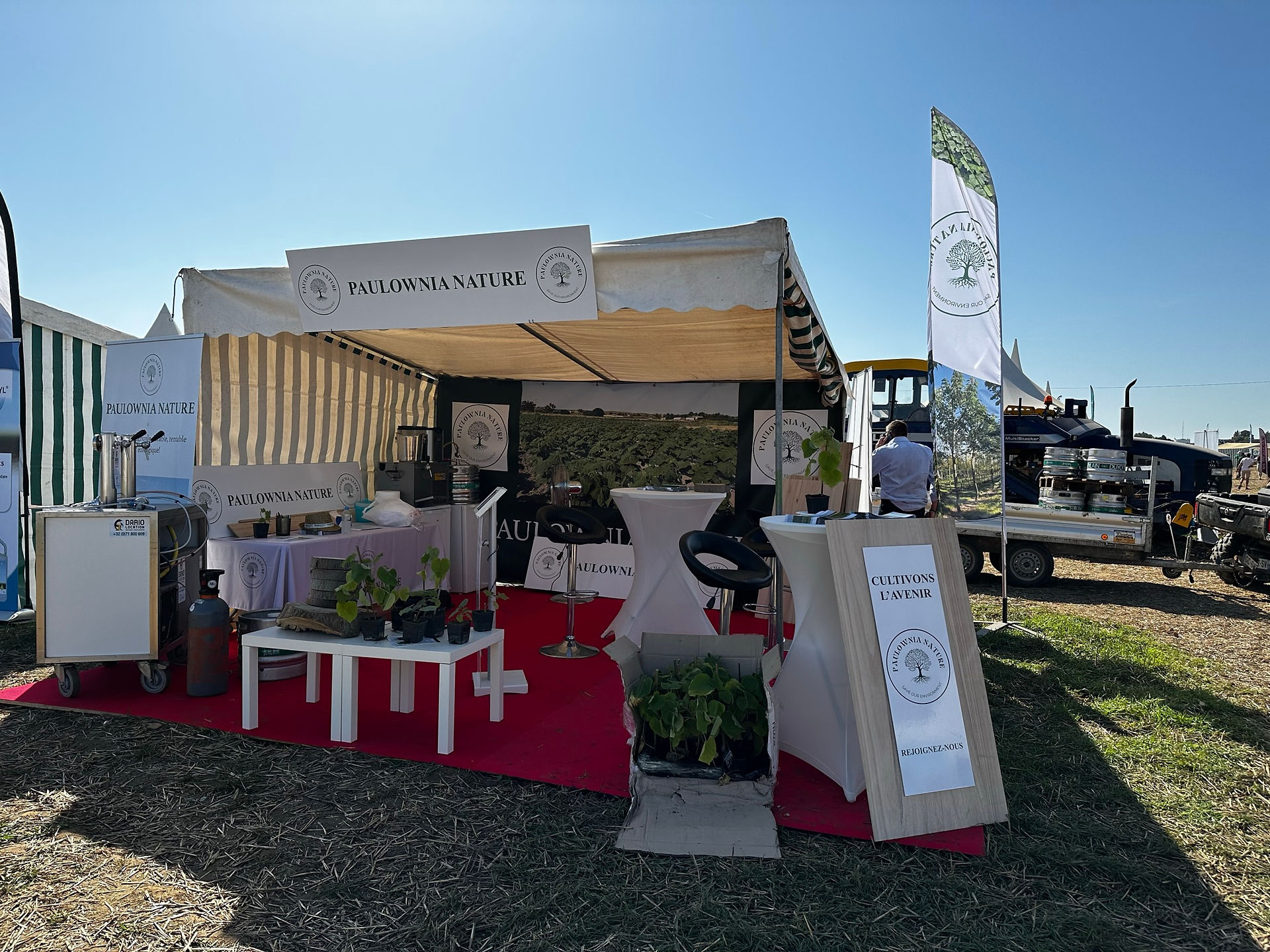Ouverture du stand Paulownia Nature lors du Salon Terre de Jim 2023 à Cambrai . Présentation des plants et des variétés, planches de Paulownia, publicité 