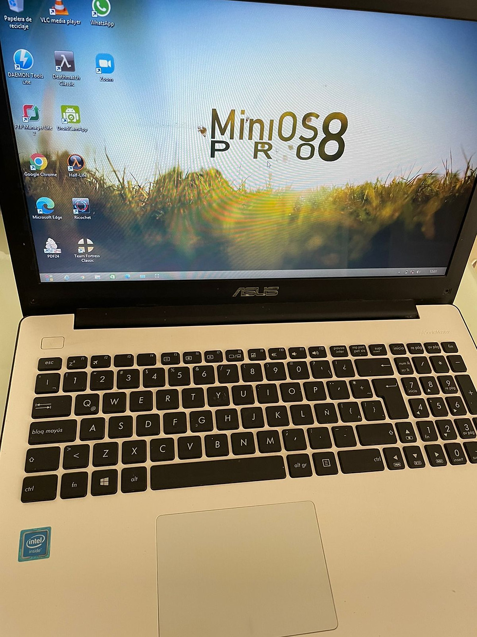 Miniatura: Laptop básica ASUS, pantalla grande 15.6