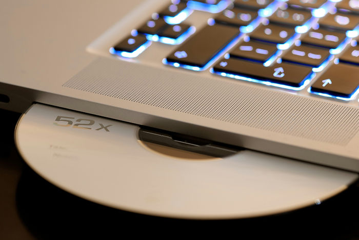 CD in Laufwerk eines Computers