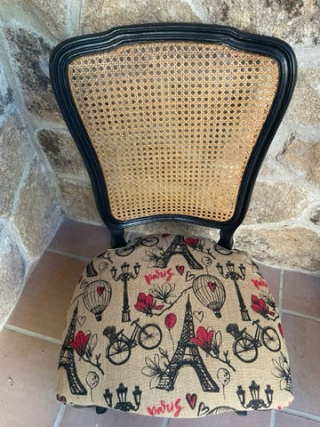 Miniature : Chaise de style Louis XV en bois, dossier osier, toile de jute imprimé Paris