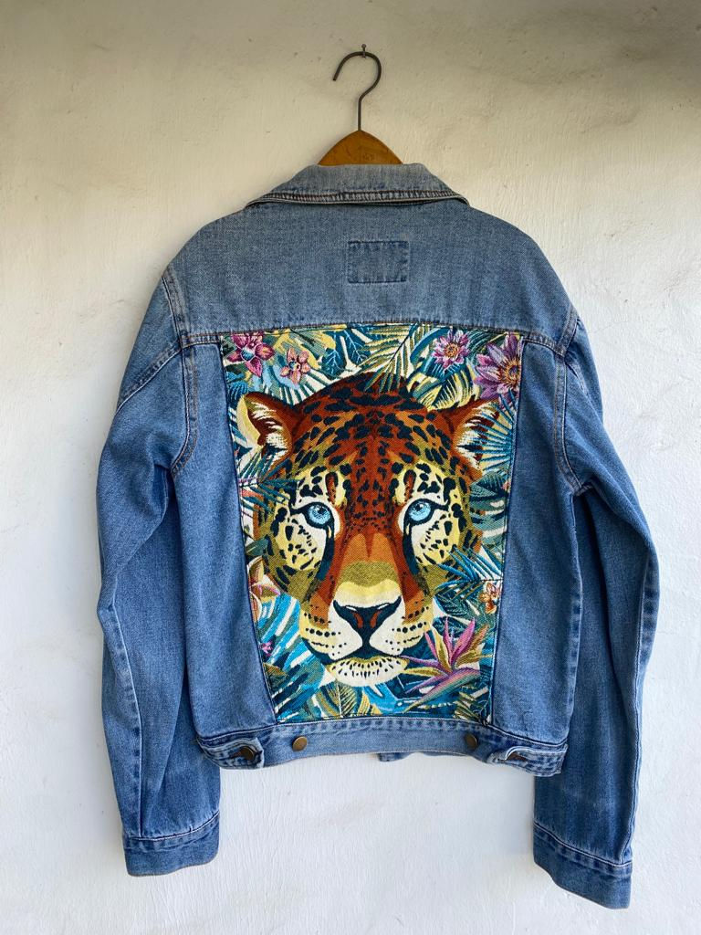 Miniatura: Veste en jean, customisée avec tête de tigre.
