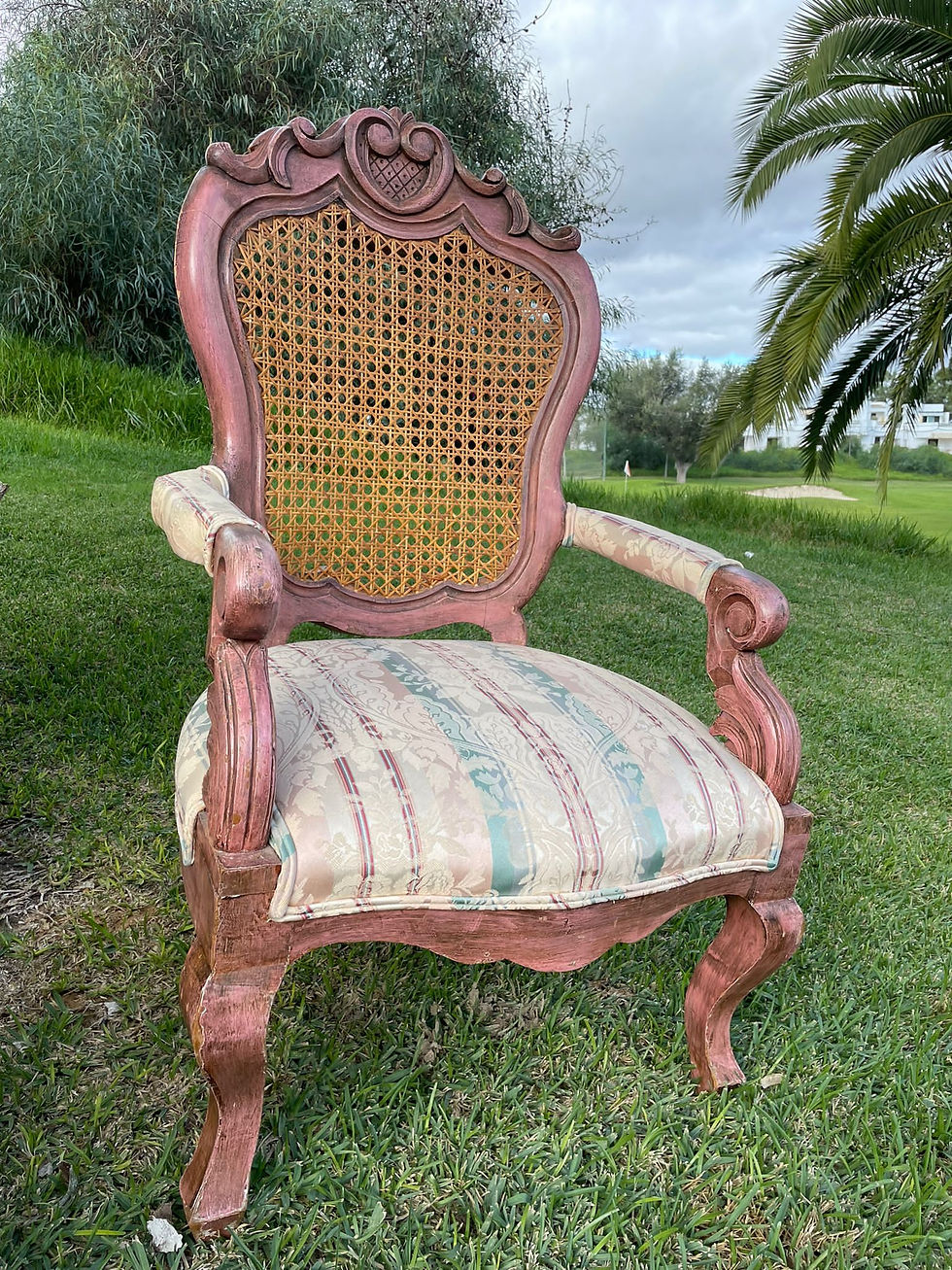 Miniature : Fauteuil en bois de style Louis XV, avec dossier en osier et dominance rose