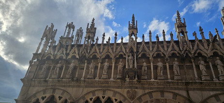 Details of the south wall of Santa Maria della Spina: marble details, stautes and pinnacles