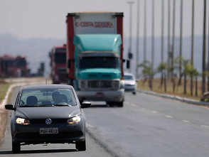 Dirigir sem farol baixo durante o dia em rodovias dará multa de R$ 85
