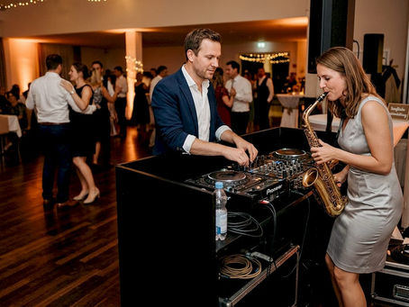 DJ und Saxofonistin sorgen für musikalische Highlights auf eurer Hochzeit