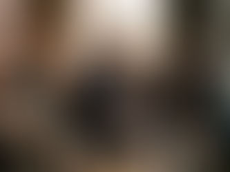 Stimmungsvolle Hochzeitsfeier mit DJ und Saxophonist – die Gäste tanzen ausgelassen zur Musik.