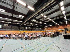 Halle voller Menschen