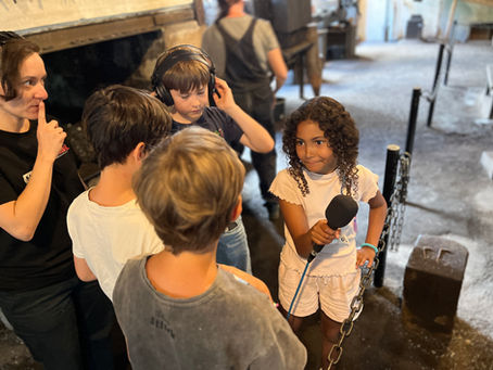 Gruppe von Kindern mit Mikrofon