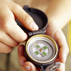 Kind mit Kompass in der Hand