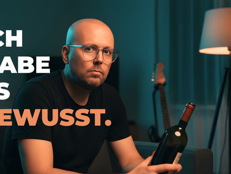 Christian Konrad mit Brille sitzt nachdenklich mit einer Weinflasche in der Hand, im Hintergrund eine E-Gitarre und eine Stehlampe, Text „Ich habe es gewusst."