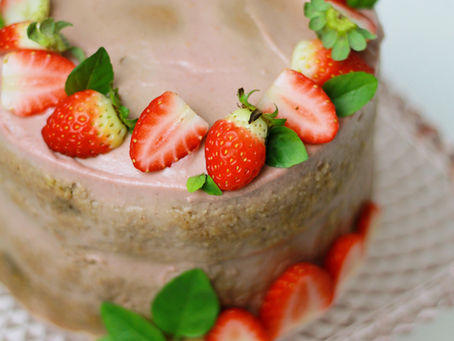 Bolo de baunilha com recheio de morango