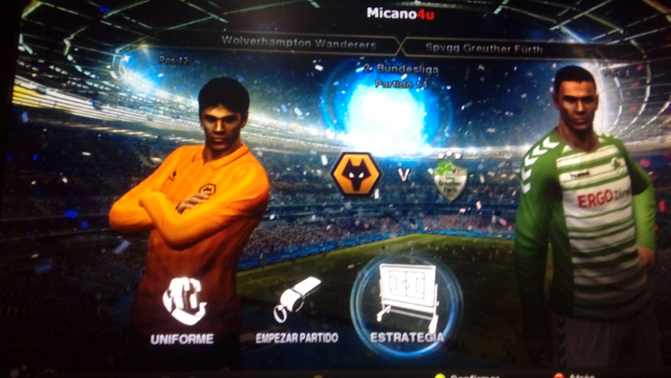 Captura de pantalla del juego Pro Evolution Soccer 2012 donde se ve el equipo Wolverhampton en la pantalla de versus frente a un equipo de la segunda división de fútbol de Alemania