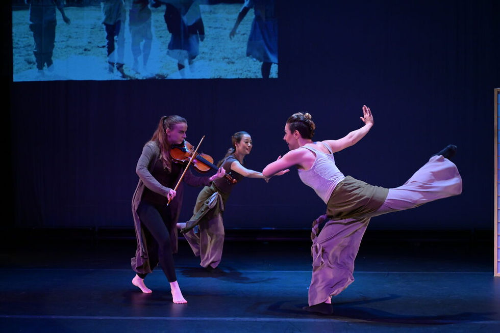 Sandi Stock y Sun Young Park, bailarinas de Karen Peterson Dancers, y la violinista Polina Mahova, en “In the Blink of an eye”, de Karen Peterson, una obra creada en colaboración con los bailarines. Fotografía: Simon Soong (cortesía de Karen Peterson Dancers).