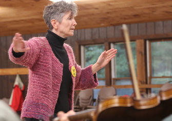 Judy Minot conducting at Northeast Squeeze-In; ©Stewart Dean, imagovitae.org