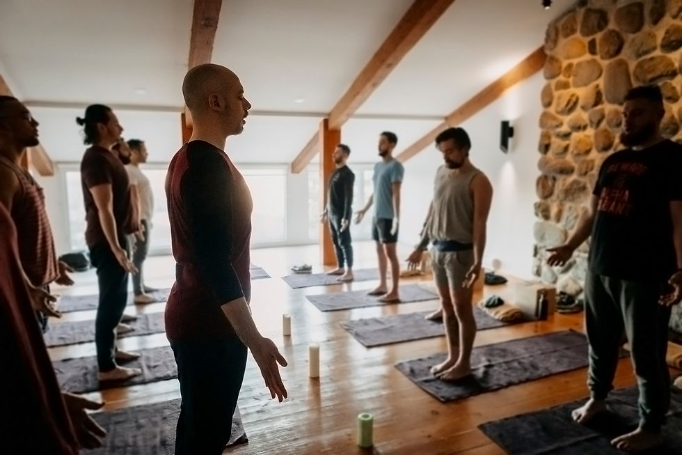 Kevin Ciardo guide un cours de yoga lors d'une retraite d'hommes au Canada en respirant et en méditant