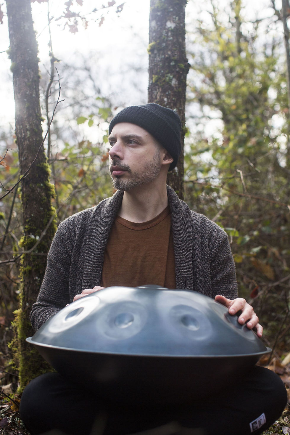Kevin Ciardo dans la nature en train de jouer du handpan, de respirer, méditer et contempler