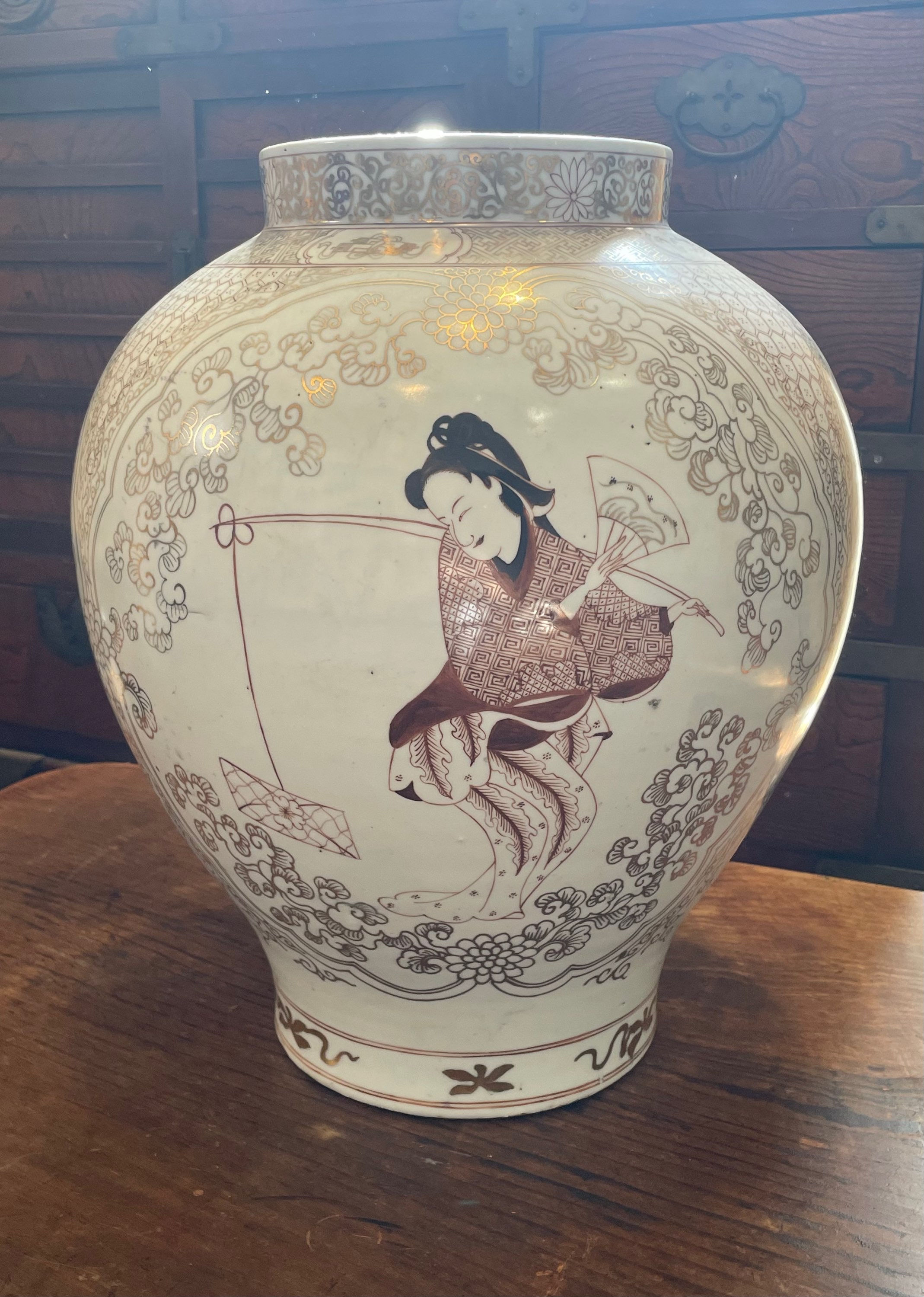 柿右衛門　金銀歳女方図花瓶
