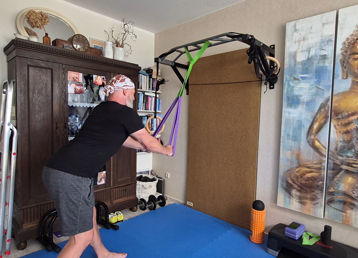 Mann trainiert mit Fitnessband zu Hause