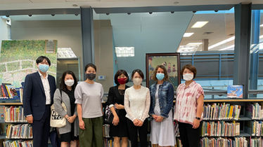 단체 사진, 사람들, 도서관 책장 배경, 미소, 밝은 옷차림, 교육원 활동