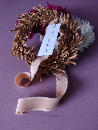 Ghirlandina in carta crespa con nastro e tag calligrafato