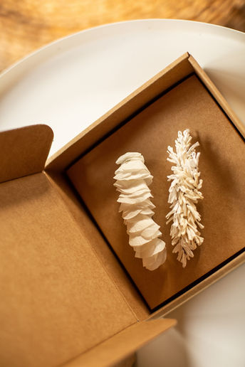 Fermagli in carta per sposa