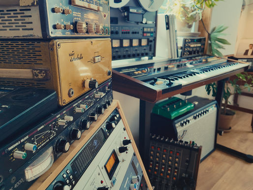 Hybrid-workflowet: Hvorfor fremtiden for alternativ musik findes i krydsfeltet mellem Analog og Digital