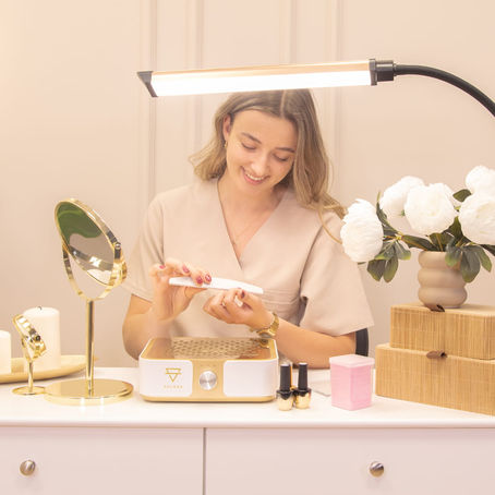 Lampa biurkowa Single Star – idealne oświetlenie dla stylistki paznokci