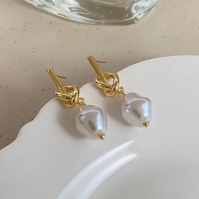 2023 New French Elegant Gold Color Baroque Imitation Pearl Earrings for Women Ko